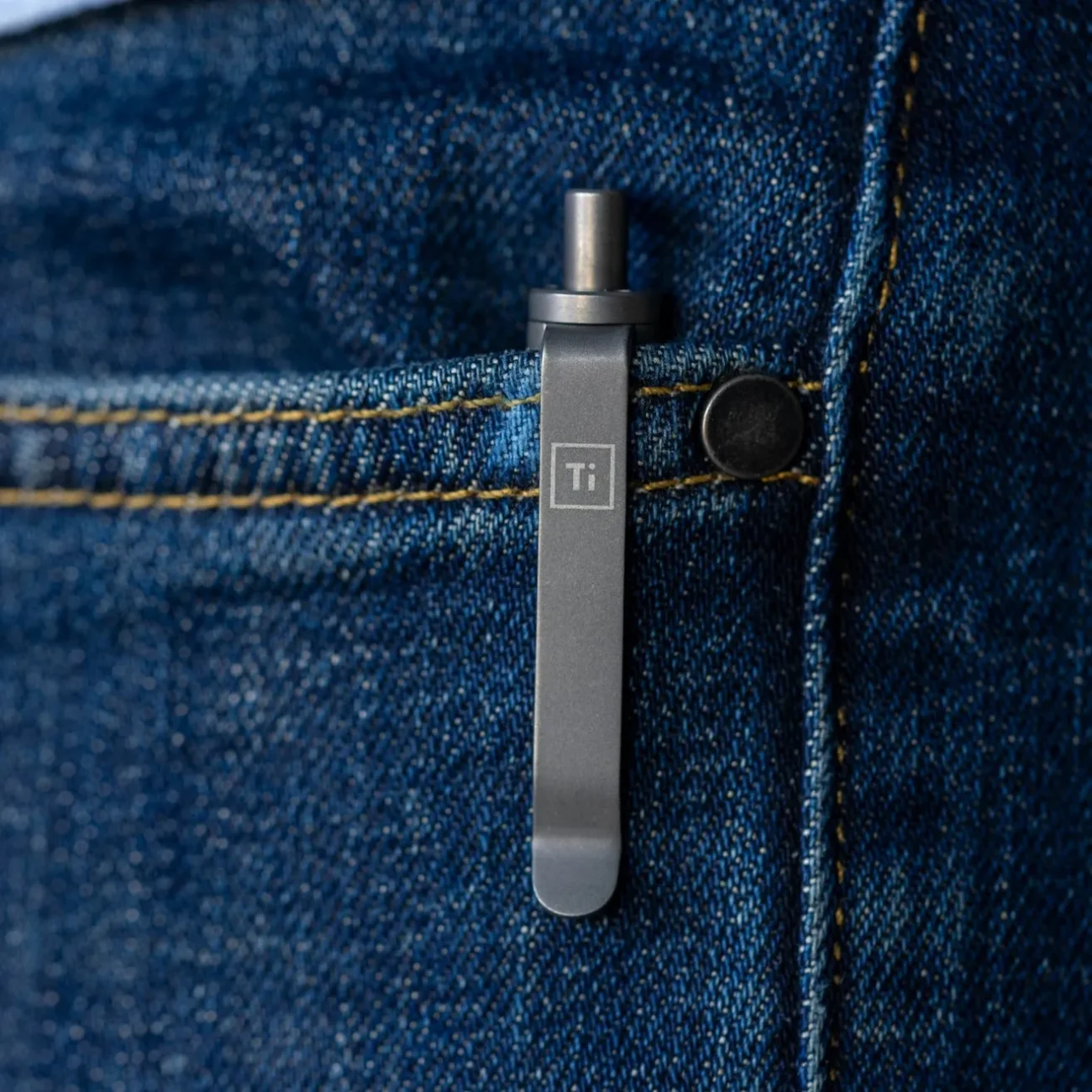 vendor-edc-pen-titanium-grey-pen-clip-on-denim